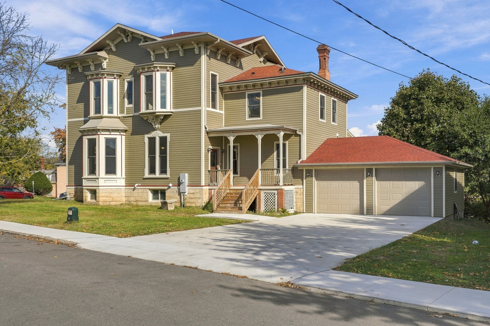 890 W 3rd St, Dubuque, photo 3